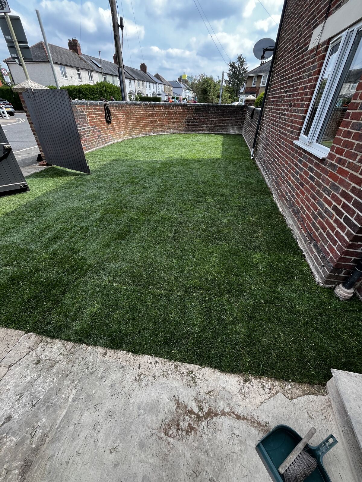 Curved artificial lawn front garden, Oxford