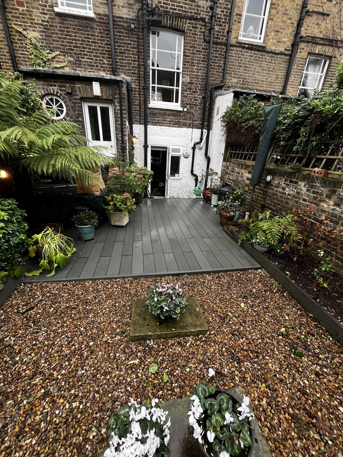 Composite decking and gravel courtyard, Borough